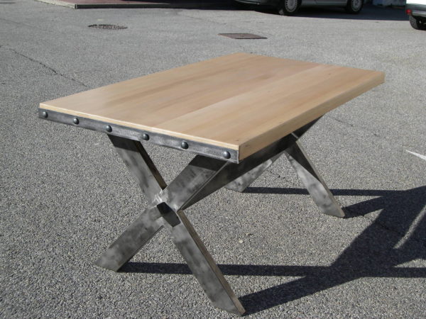 Table de salle à manger en métal et bois modèle METROPOLITAN