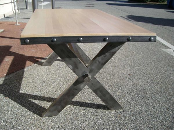 Table de salle à manger en métal et bois modèle METROPOLITAN – Image 3