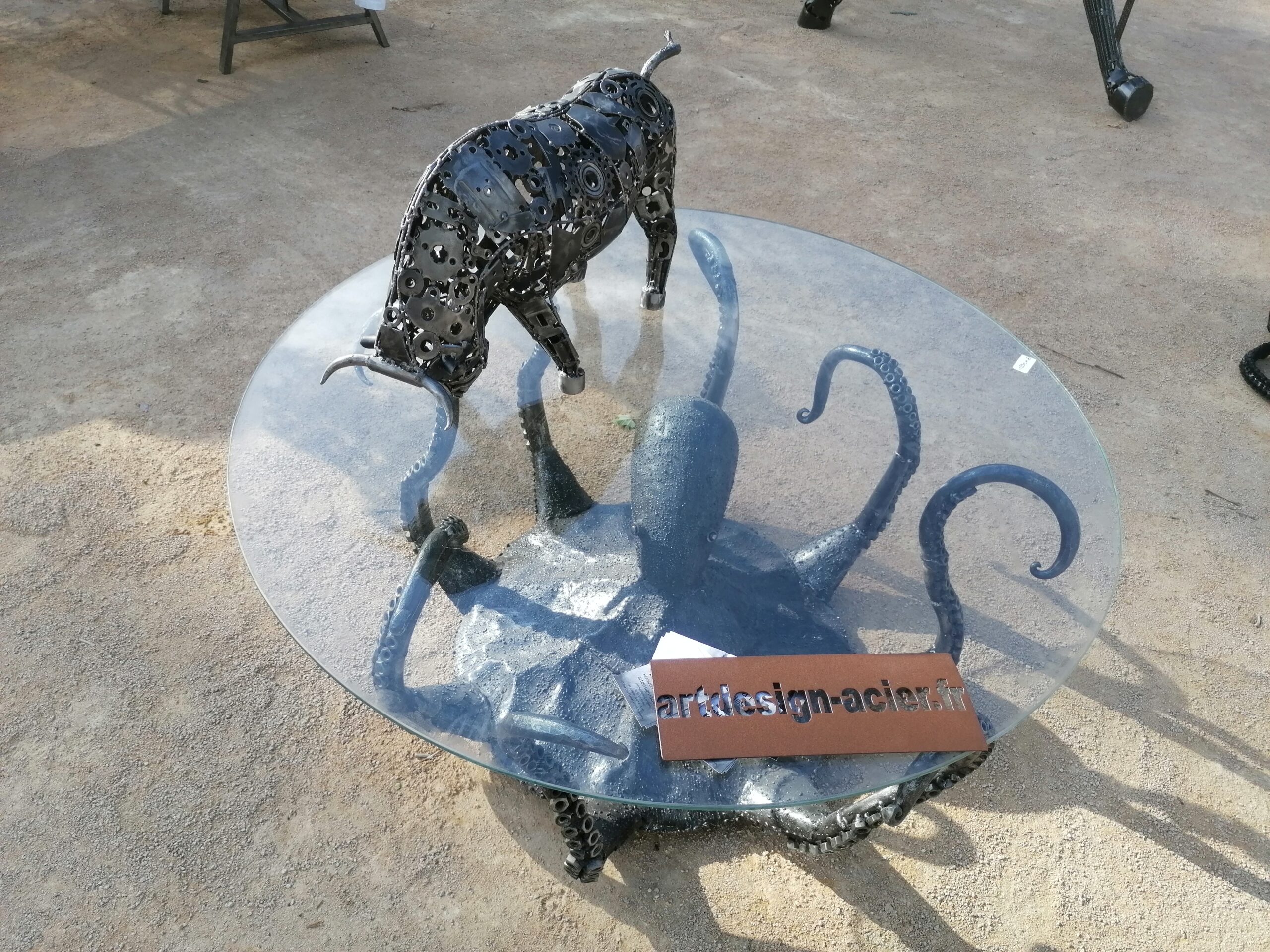 Sculptures et Mobilier en Métal exposés au stade Le Corbusier