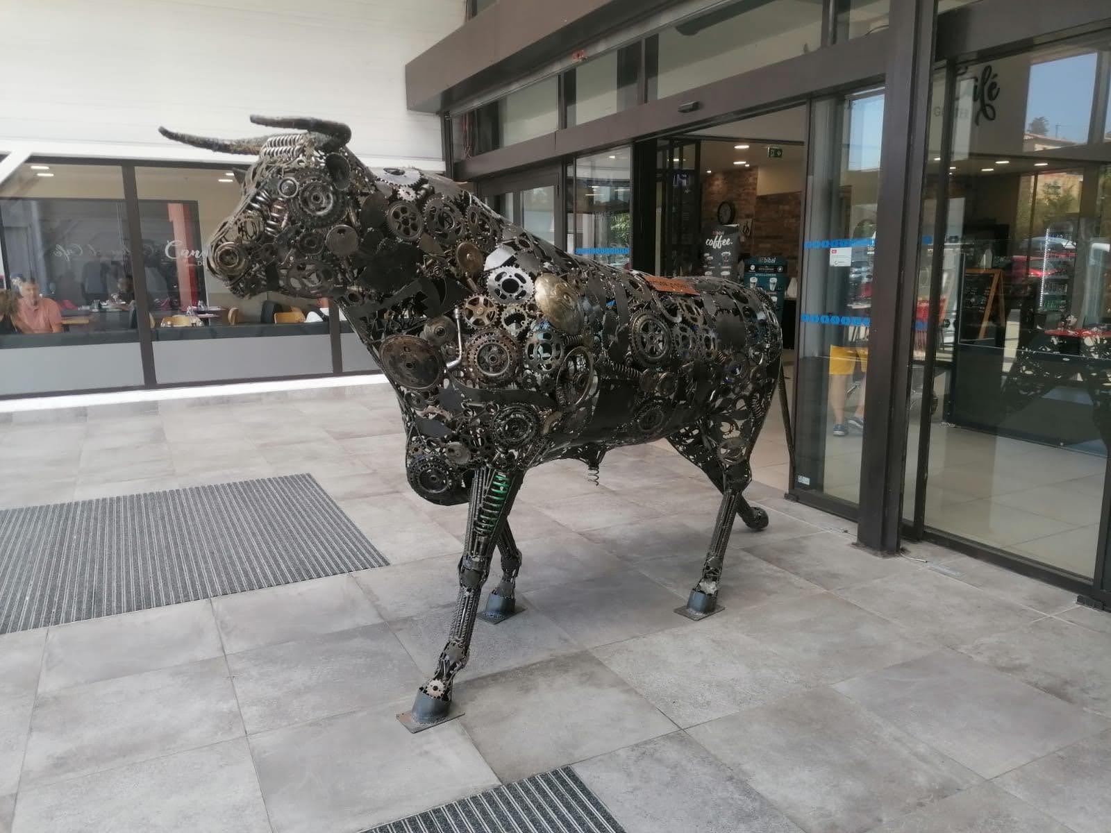 Exposition sculpture taureau Intermarché Les Allemandes à Alès