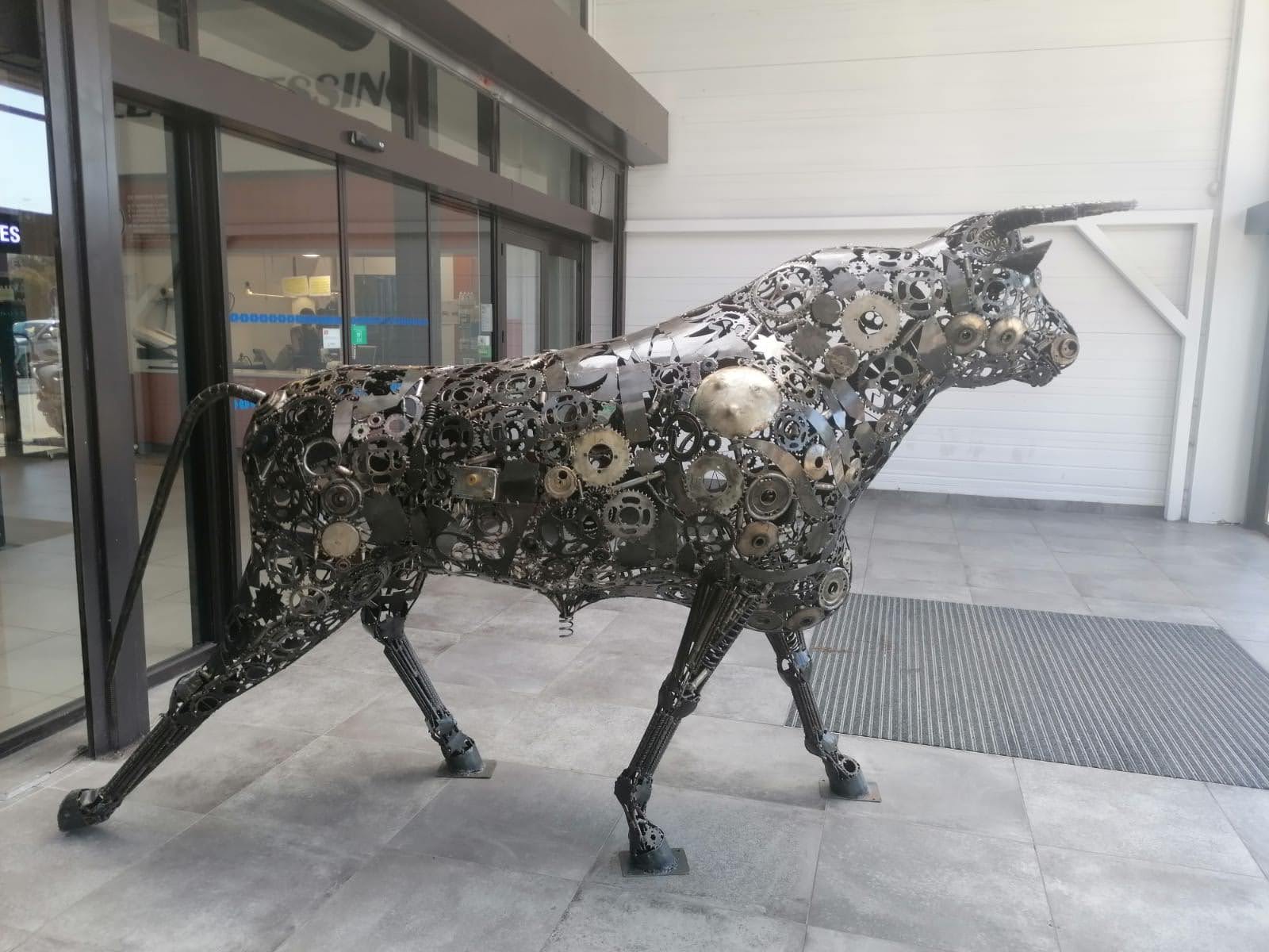 Exposition sculpture taureau Intermarché Les Allemandes à Alès