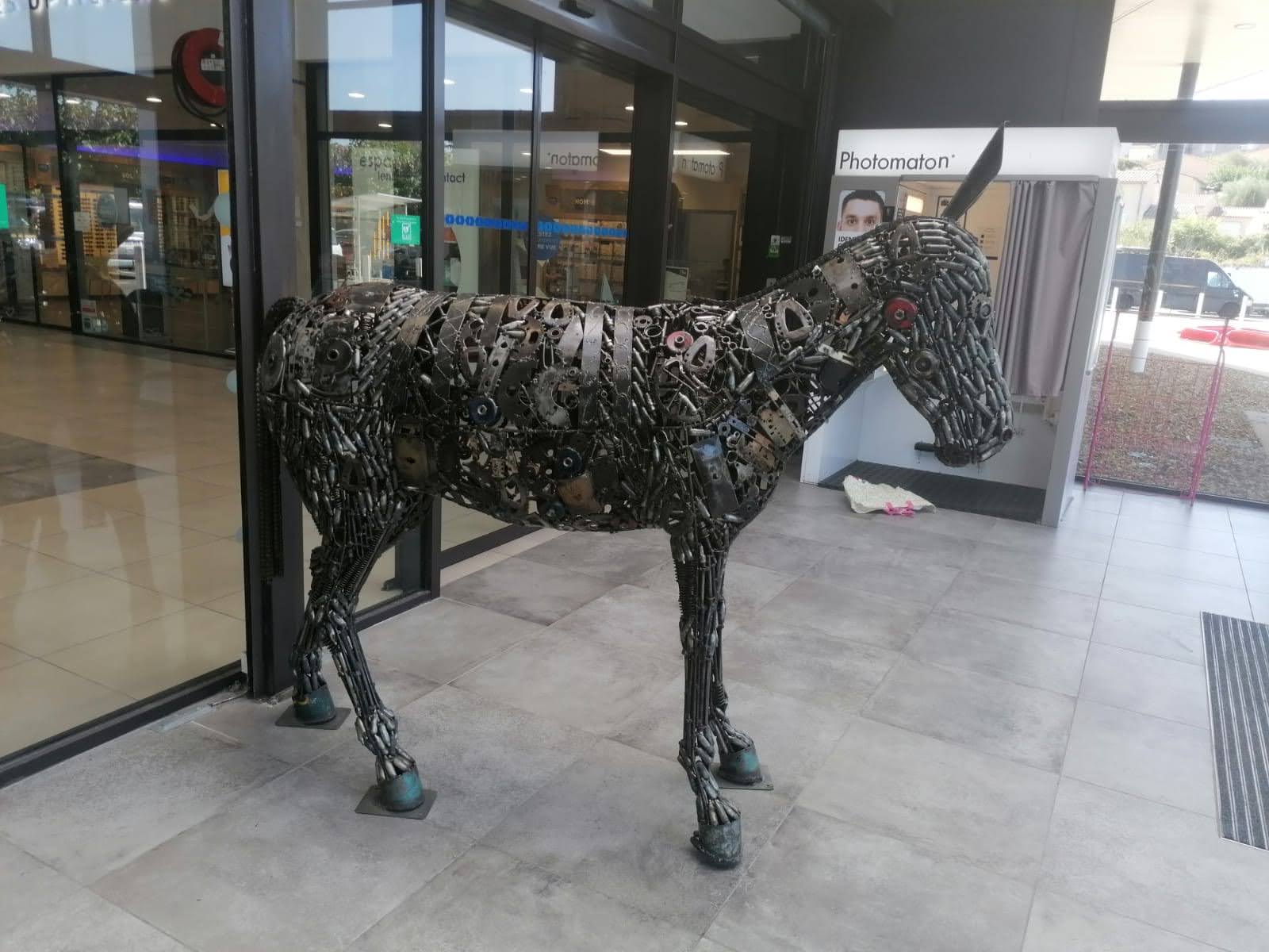 Exposition sculpture âne Intermarché Les Allemandes à Alès