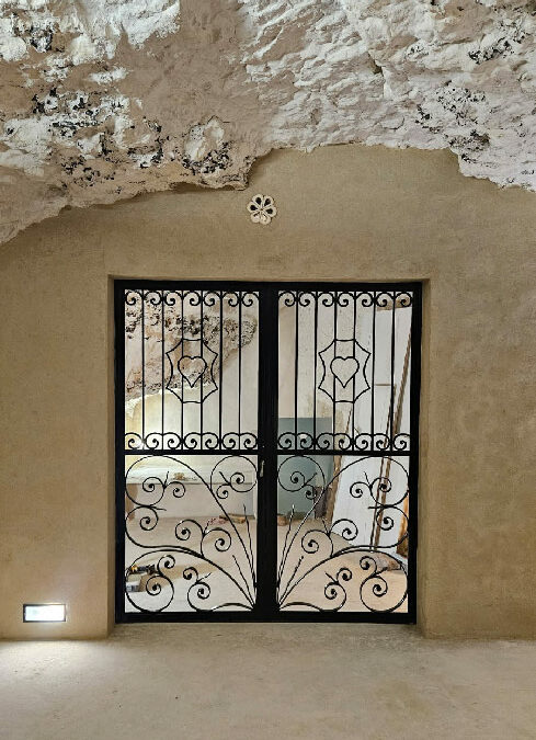 Installation d’une porte en fer forgé pour cave à vin à Dreux